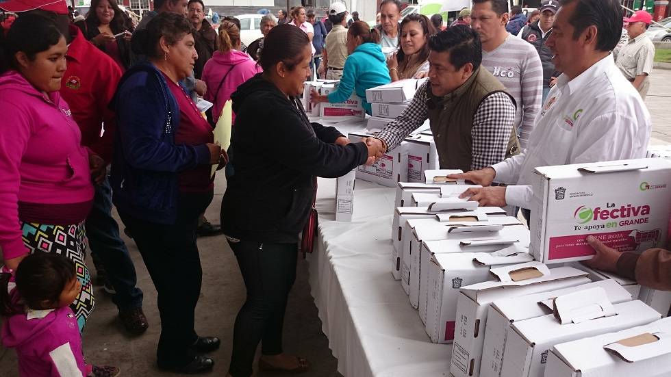 Andrés Ruiz atento a canalizar beneficios sociales en Atenco
