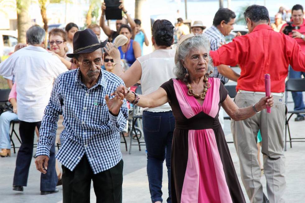 Cada semana asisten más parejas al programa Nuevo Danzón en Acapulco