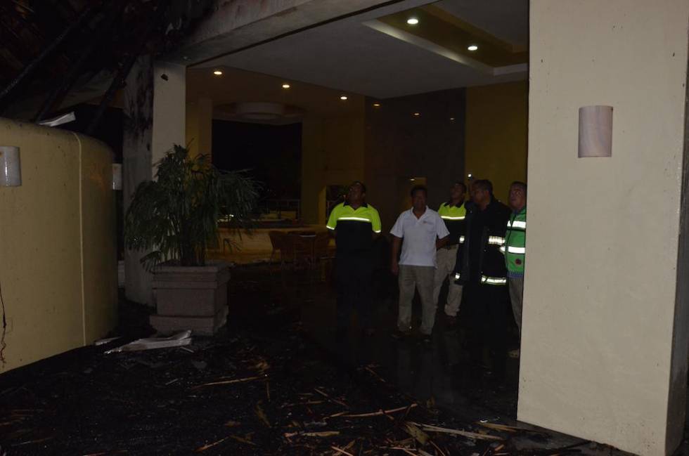 Atienden Bomberos incendio en hospedería de Acapulco 