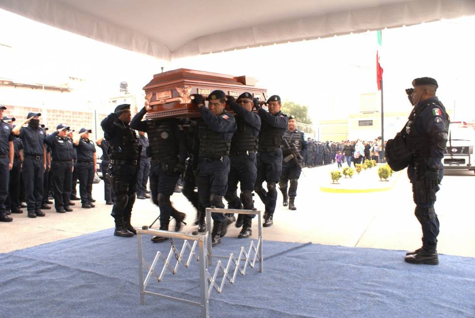 Emotivo homenaje a oficial de Texcoco