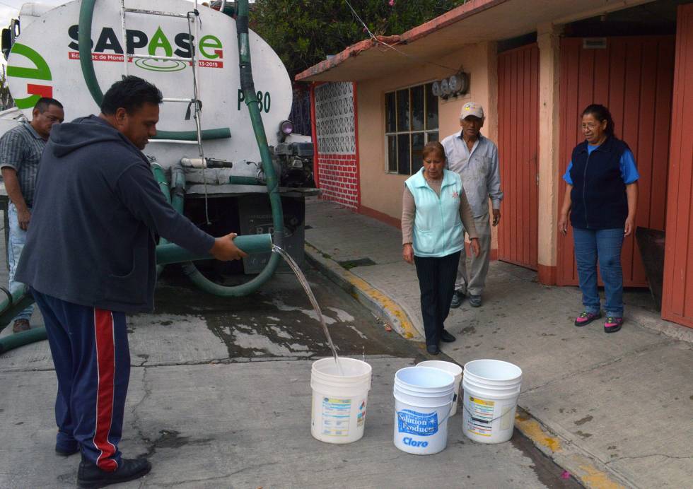 Continúa operativo con pipas para abastecer de agua a vecinos de Ecatepec