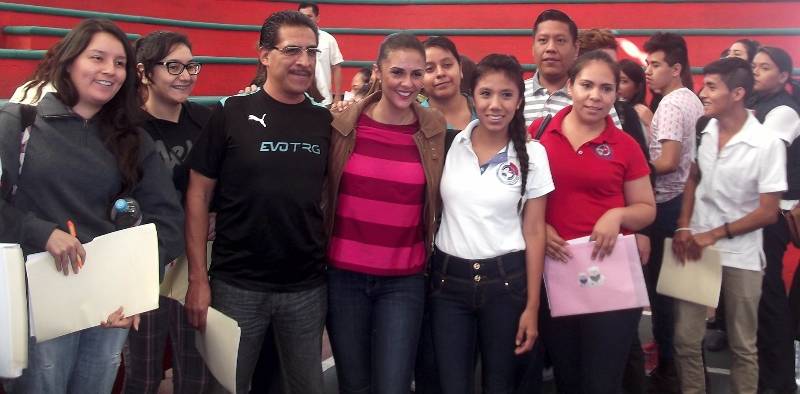 Gobierno de Taxco impulsa la educación con la entrega de “becas de excelencia” a más de 300 jóvenes