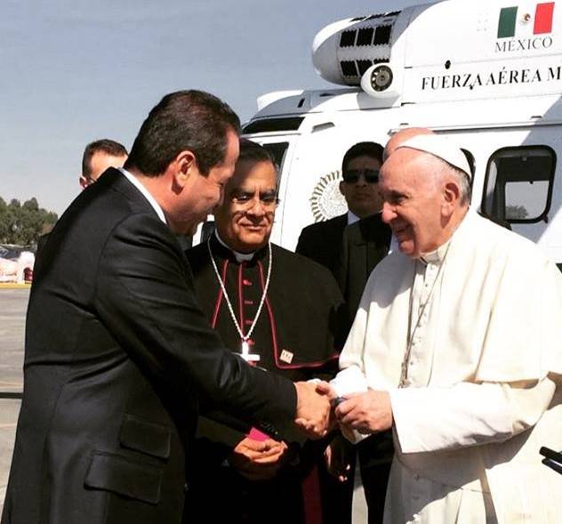 Recibe Eruviel Ávila al Papa Francisco en Ecatepec