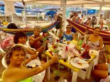Agasajan con rosas a madres turistas en playas de Acapulco 