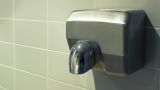 Secadores de mano en lavabos favorecen contaminación bacteriana