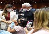 En México piden de rodillas medicinas para enfermos de cáncer