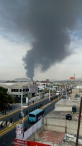 Reportan fuerte incendio en recicladora en Valle de Chalco 