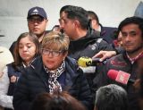 
La alcaldesa de La Paz cumple a los afectados por el siniestro en la U, H. Tepozanes con los apoyos prometidos

