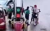 
En Teoloyucan par de motoladrones recibieron tremenda felpa y casi los queman vivos por intentar asaltar una gasolinera (Video) 
