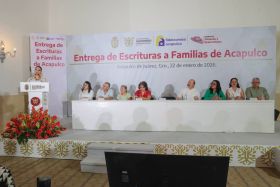 Evelyn Salgado entrega 300 títulos de propiedad a familias acapulqueñas
