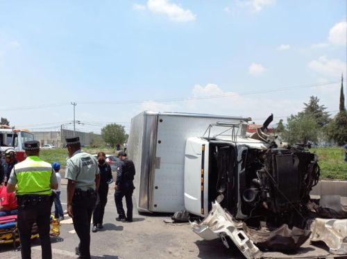 Cae de puente vehicular un tracto camión en los límites de Atenco y Texcoco
