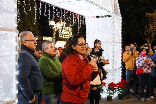 Alcaldesa de Texcoco encabeza encendido de árbol navideño en jardín municipal 