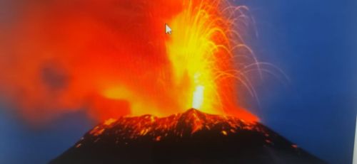 #El volcán Popocatépetl en México está en erupción.