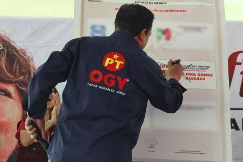 Óscar González ’vota’ por Delfina Gómez en mitin en Atlacomulco