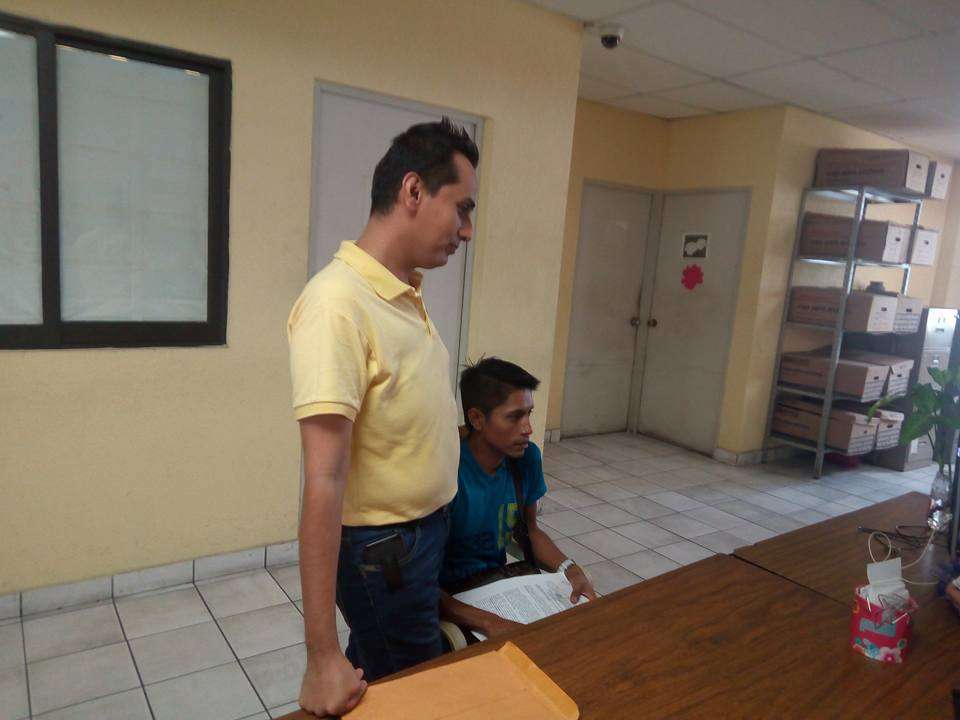 Se queja maestro gay de discriminación.