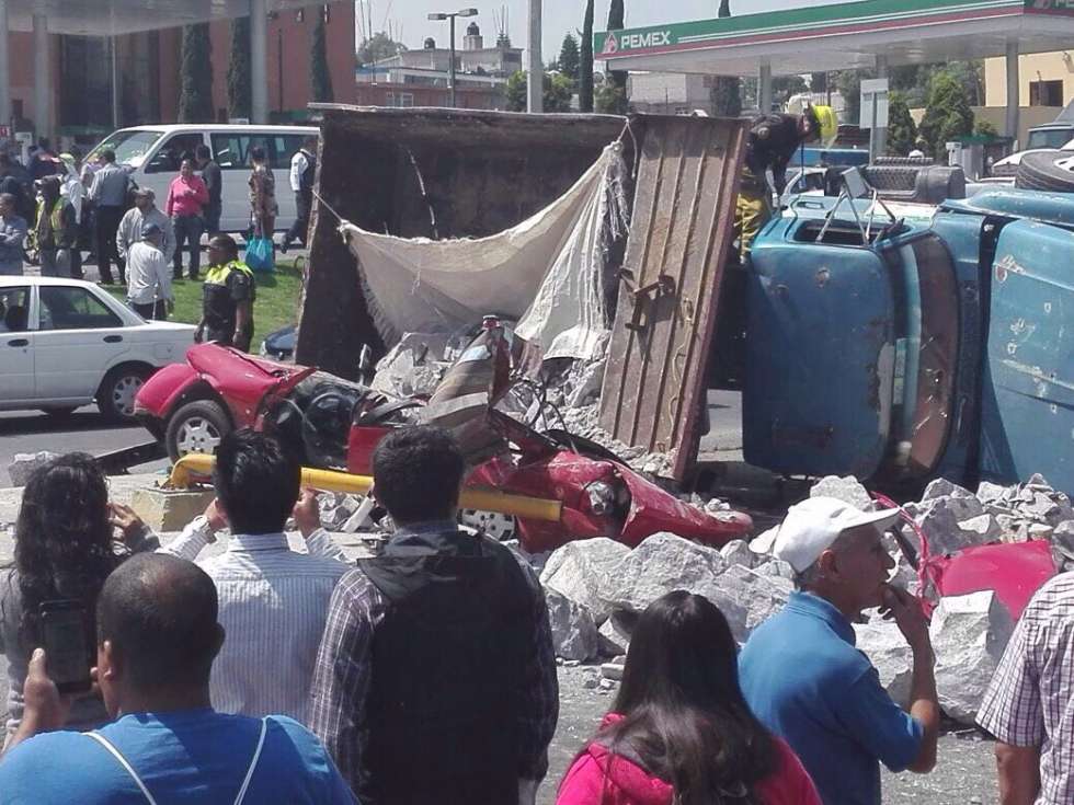 La mujer que conducía el vehículo particular fue trasladada a un hospital. 