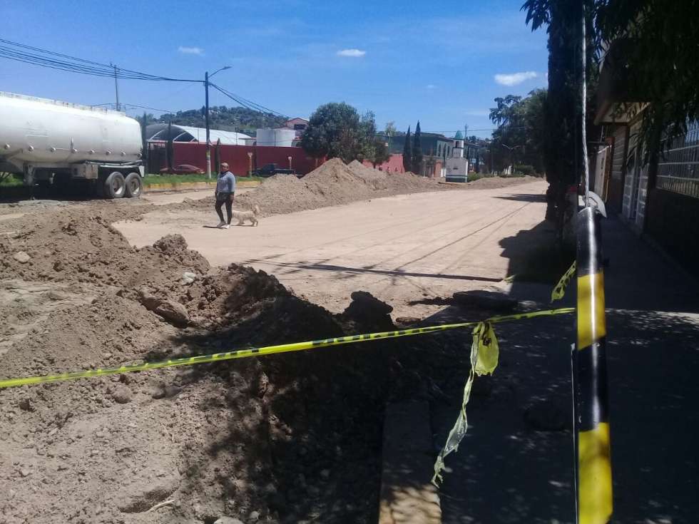 Carlos Ramos Rodríguez presidente municipal de Tezoyuca, prometió terminar las obras en 15 días y lleva dos meses y nada, denuncian  