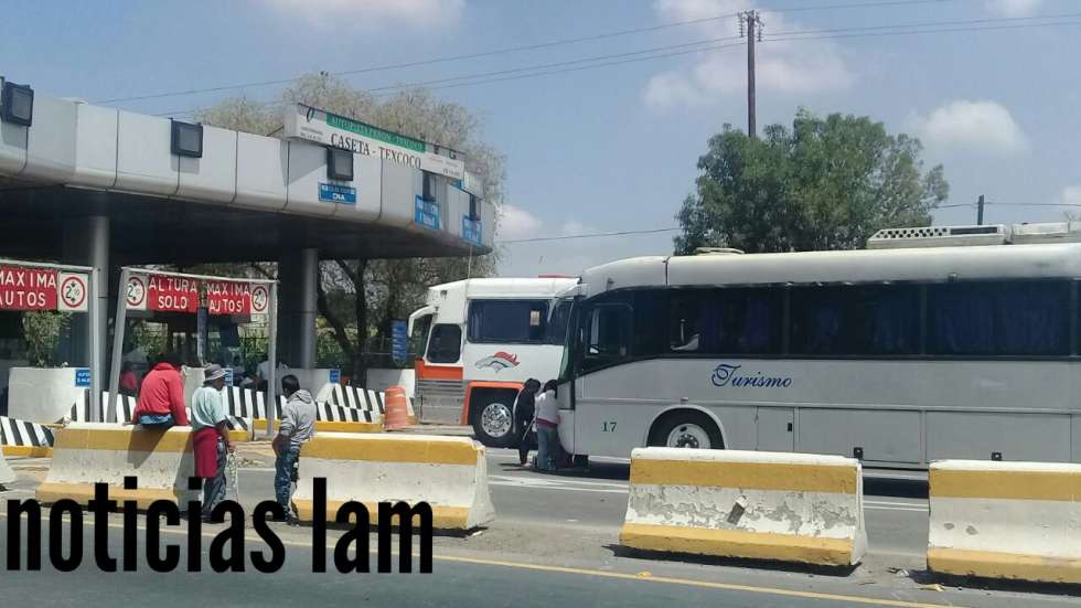 200 personas, que se hacen llamar ’pequeños propietarios de los Tlateles’, se apostaron en plantón en las puertas siete y ocho de los que será el Nuevo Aeropuerto y realizan