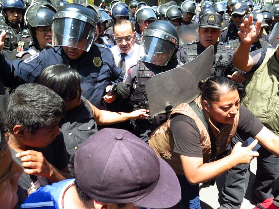 Elementos policiacos repliegan a manifestantes 