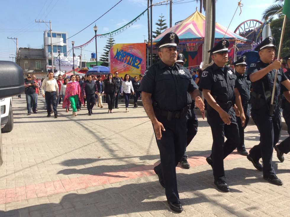 Encabeza gobierno municipal de aten tradicional desfile.