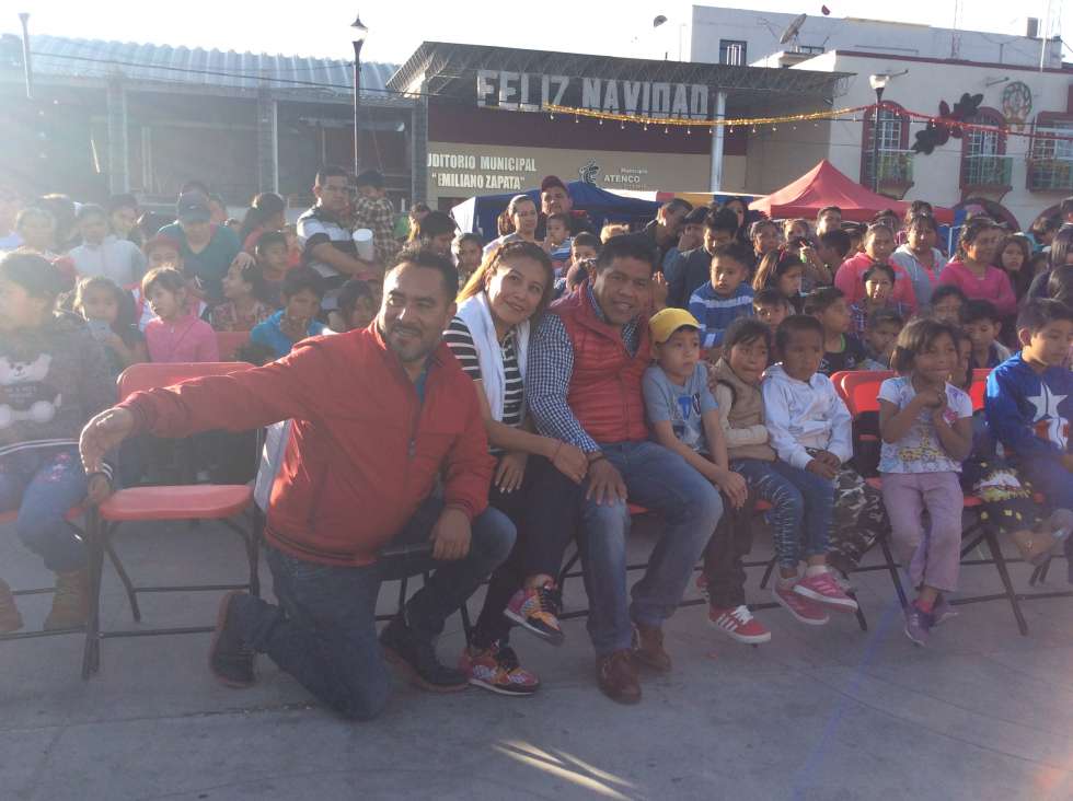 Lucha libre, juguetes, pizza y juegos mecánicos fueron los ingredientes para la sana diversión de los niños de Atenco .