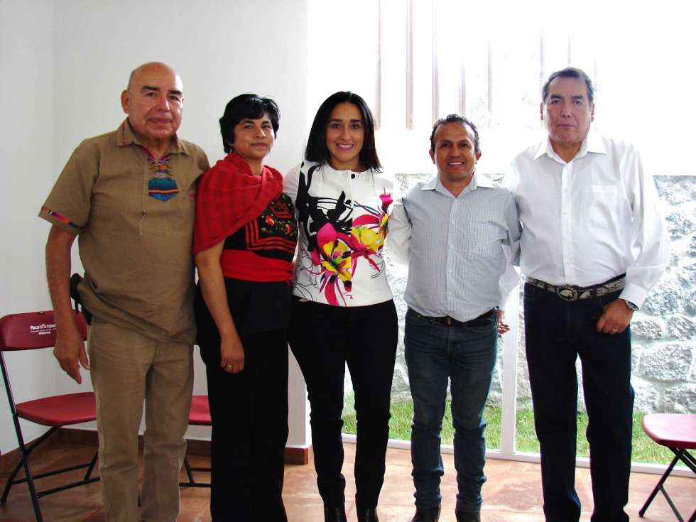 Karla Almazan diputada federal corto el listón de inaguración de la nueva delegación
