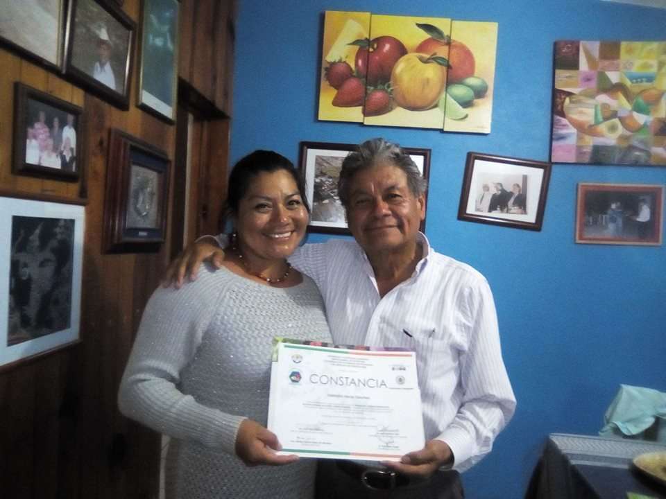 Recibe reconocimiento la mujer Mixteca Edelmira Heras Sánchez de manos del Dr. Raúl Nieto