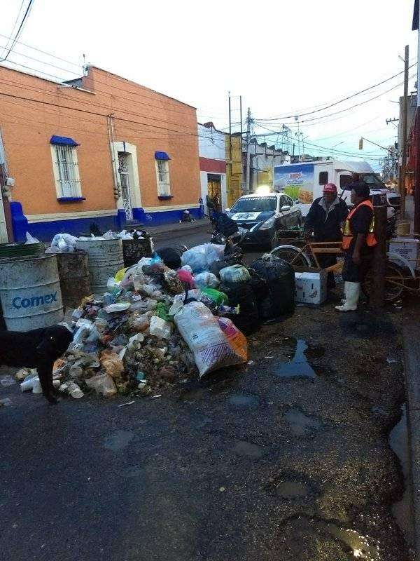 Limpian deposito de basura en plena calle de texcoco