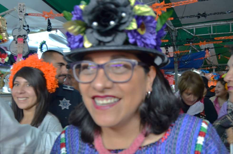 La Presidenta Electa Sandra Luz Falcón, contenta con los comerciantes 