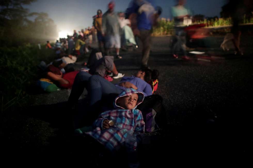 La hondureña Glenda Escobar, de 33 años, junto a su hijo Adonái, es una de las integrantes de la multitudinaria caravana migrante que recorre México. Credit Ueslei Marcelino/Re