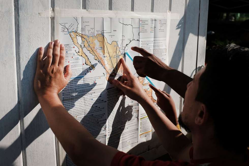 Un grupo de migrantes que conforman la caravana ve un mapa de México después de entrar a Santiago Niltepec, Oaxaca, el 29 de octubre de 2018. Credit Spencer Platt/Getty Images