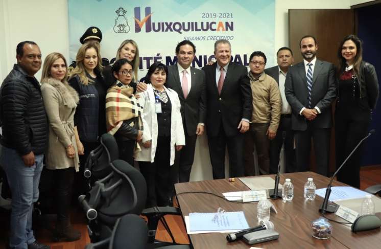 Los Integrantes del Comité Municipal Contra las Adicciones con el alcalde Enrique Vargas del Villar 