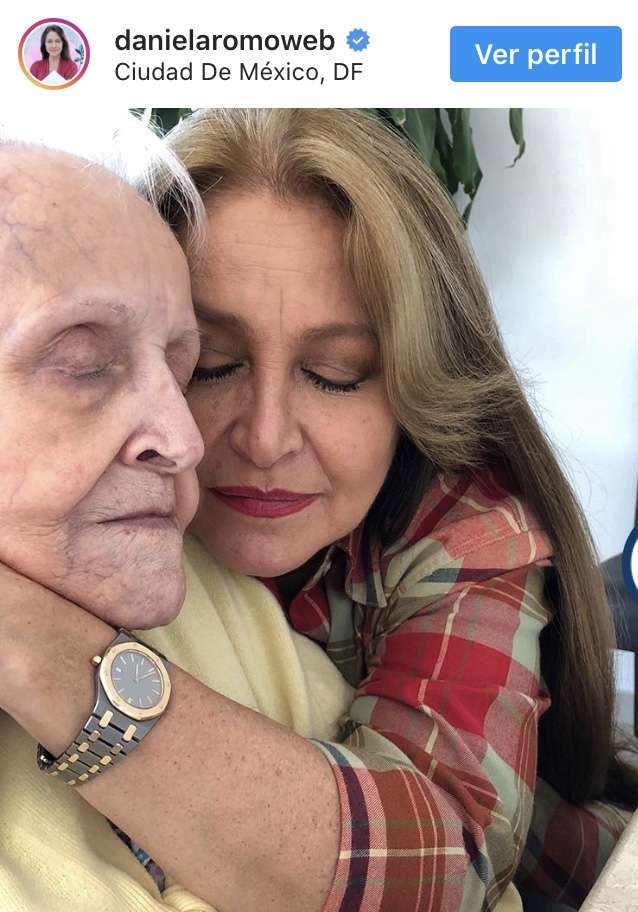 En la imagen Daniela Romo aparece abrazando emotivamente a su madre.