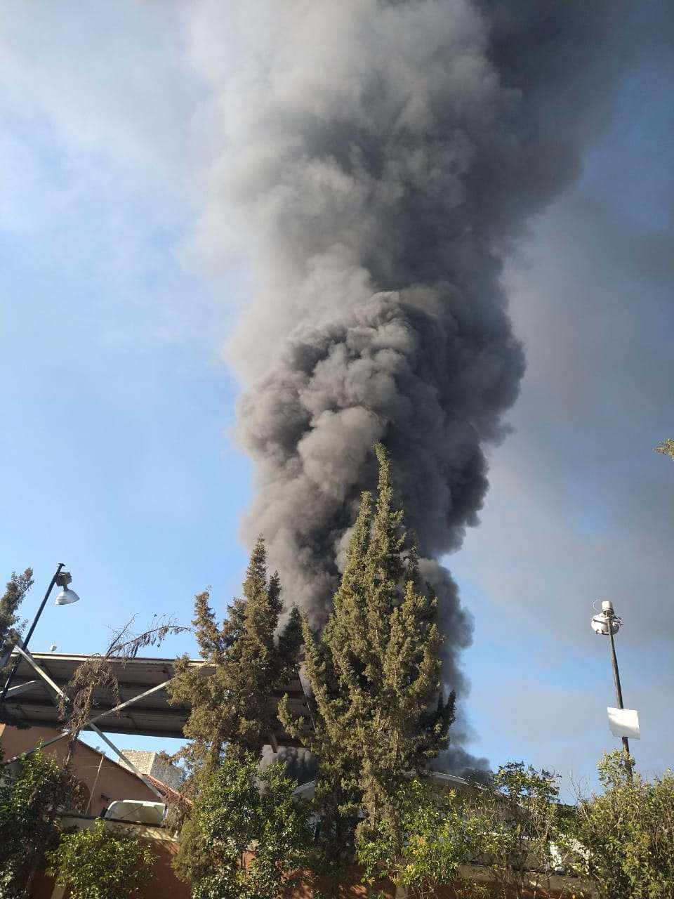 La columna de humo alertó a habitantes a varios kilómetros 
