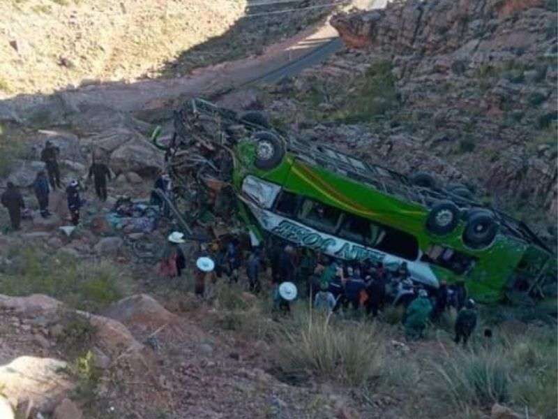 ¿Qué provocó la caída de este autobús en Bolivia?
