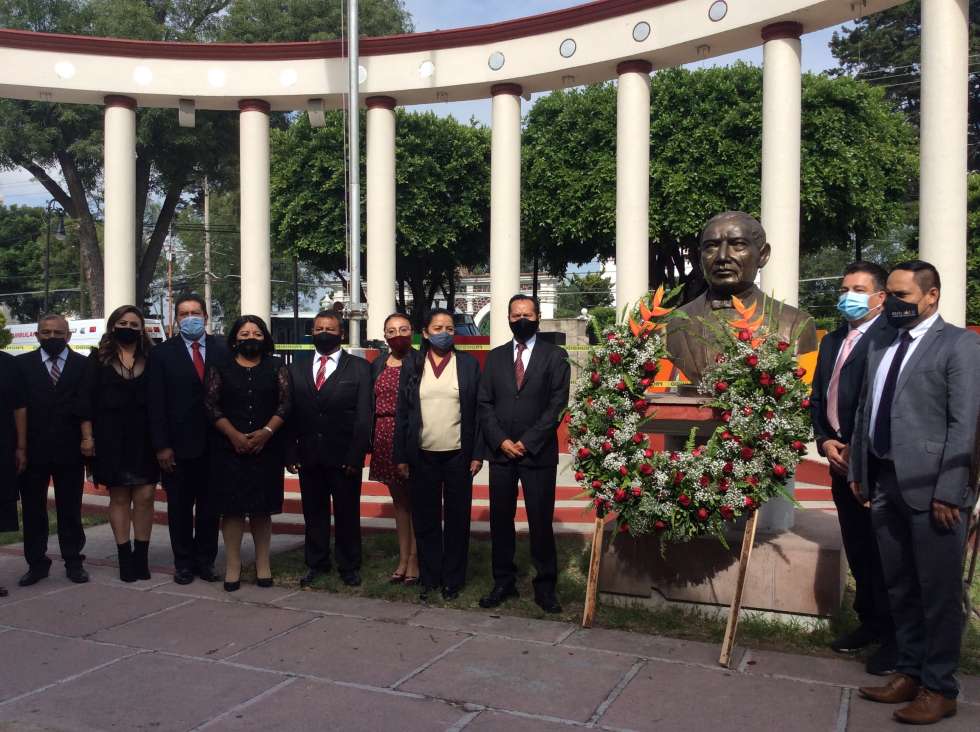 Guardia de honor en el busto de Benito Juárez 