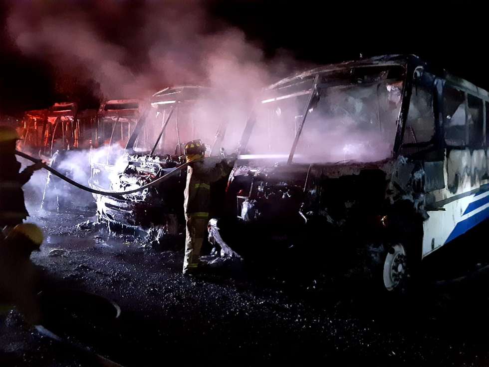 Las pérdidas por el incendio de los cinco autobuses de la ruta Ixhuatlán-Córdoba, propiedad de la familia Tress, ascienden a miles de pesos. 