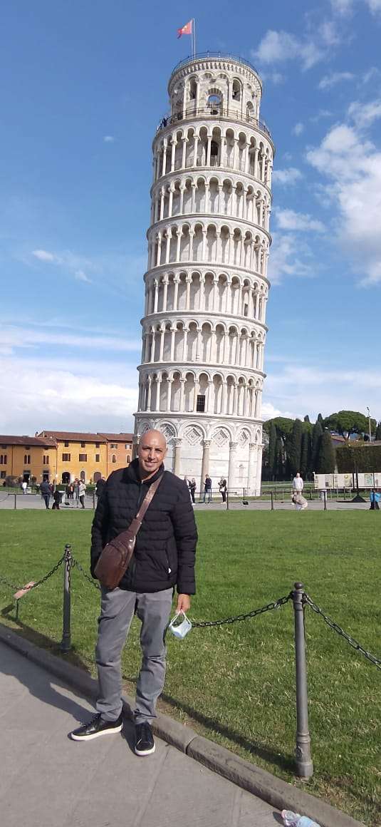 Onésimo frente a la Torre Inclinada de Pisa Italia