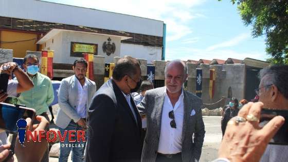 El alcalde con uno de sus amigos: Rodrigo Aguilar Lagos