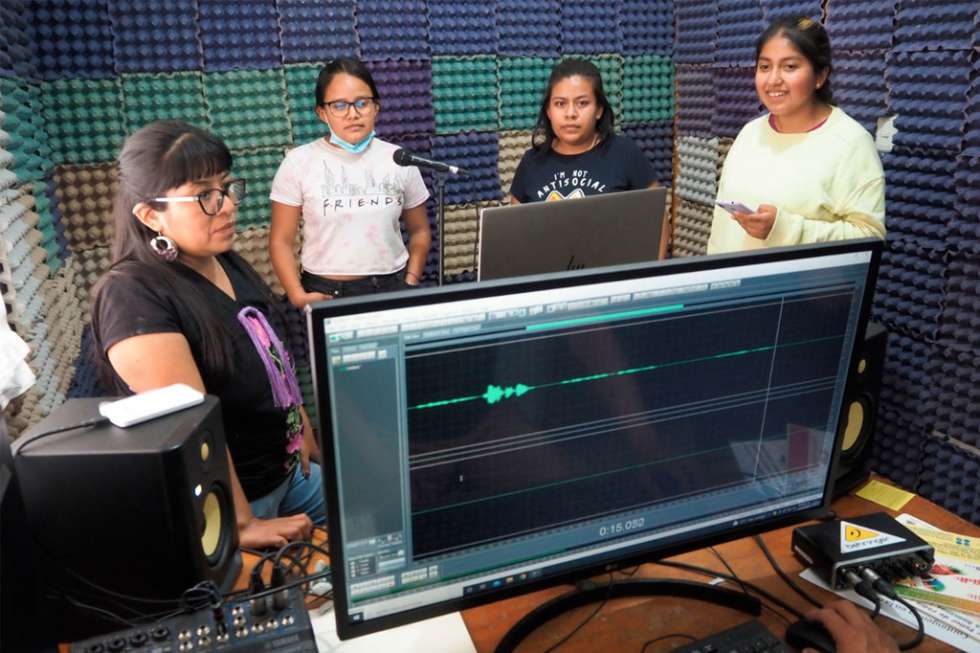 ONU México A través de la radio, Miriam difunde información sobre los derechos humanos e implica a los jóvenes de la comunidad.
