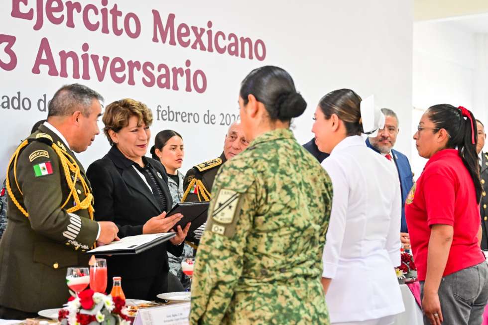 Entrega reconocimientos a mujeres de las Fuerzas Armadas