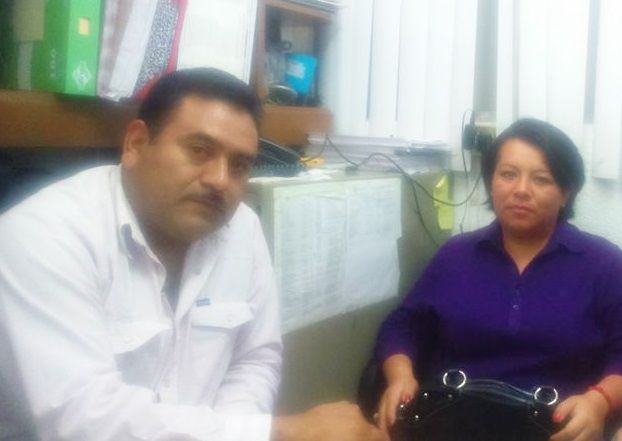 Cerafín González (regidor) y Angélica Pérez (delegada) advierten detalles de intromisión antorchista en Texcoco
