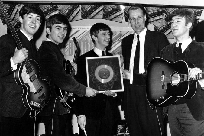 George Martin, productor Redefiniendo que guió a los Beatles, muere a los 90