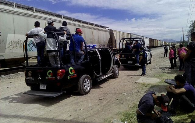 

Policías Municipales dan atención a 22 hondureños que abandonaron en Chiconcuac 
