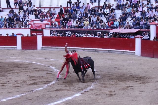 Aplausos para el matador  Diego Urdiales en la plaza de toros de la FICT.