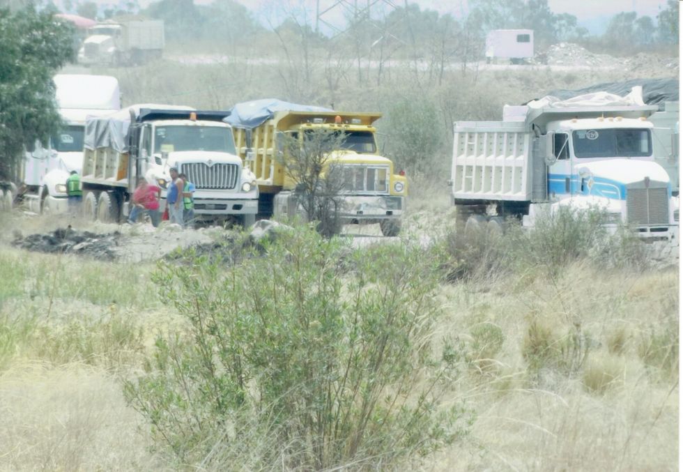 Embargan camiones materialistas en mina de Tequexquinahuac administrada por Carlos Soria Silva