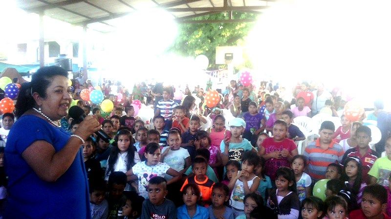 La diputada Flor Añorve inicia recorrido para festejar a los niños de Pilcaya, Tetipac y Taxco
