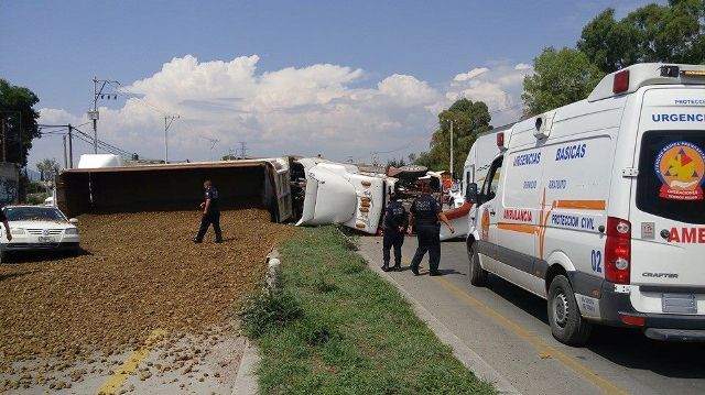 Se voltea tráiler en la carretera Texcoco- Calpulalpan: hubo dos lesionados

