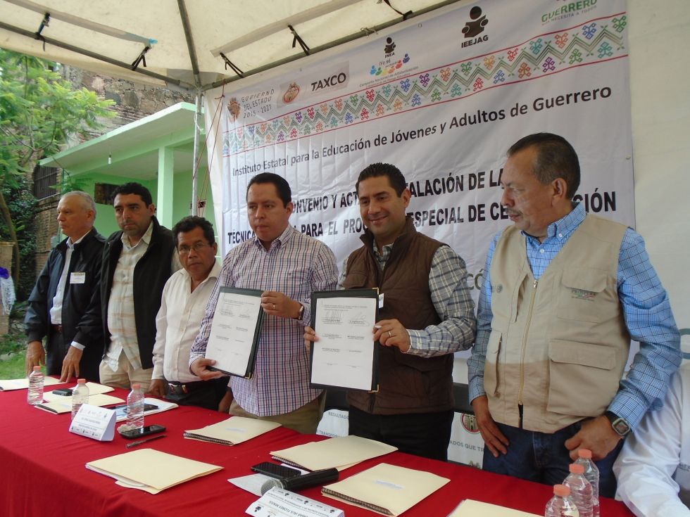 El gobierno de Taxco firma importante convenio con el IEEJAG para certificación de primaria y secundaria