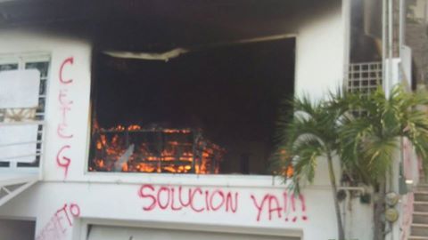 Maestros de la CETEG incendian oficinas de educación en Chilpancingo